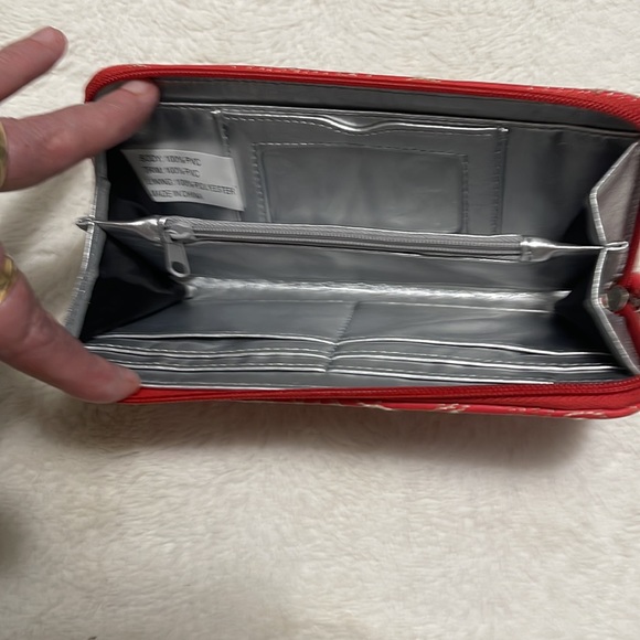 Steve Madden Red Rose Wallet. - Picture 3 of 5